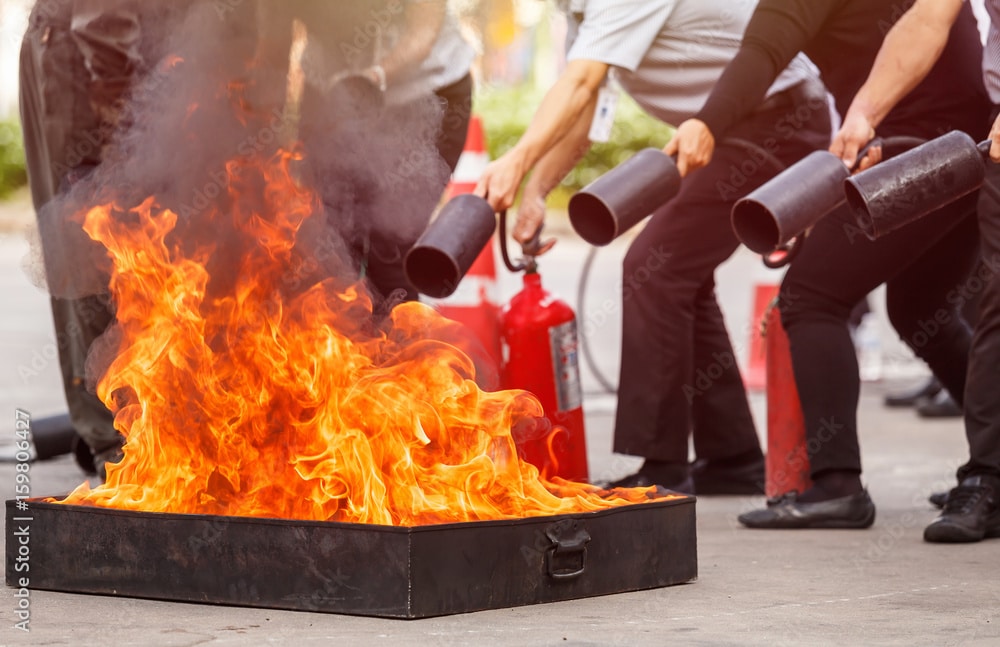 AdobeStock_159806427_Preview Centre de formation Sécurité Incendie - Gros plan Extincteur en fonctionnement